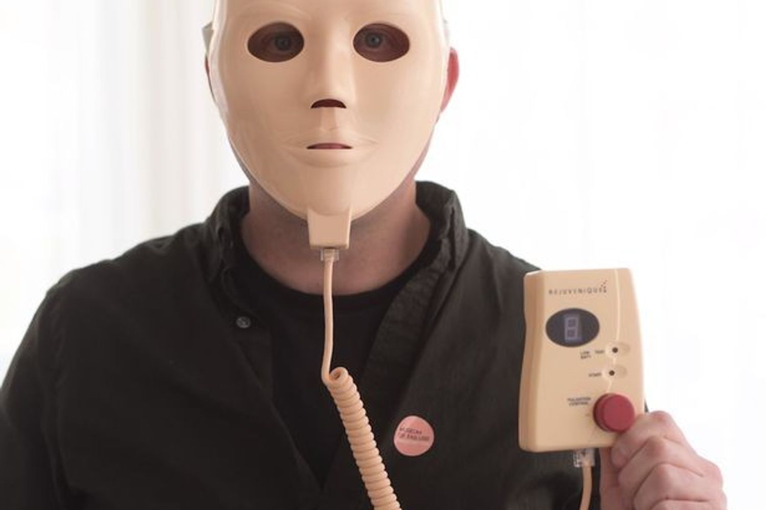 &nbsp;Il 'Rejuvenique Ultimate Facial Toning System', sistema di ringiovanimento per la pelle del viso (Fonte: Mirror)