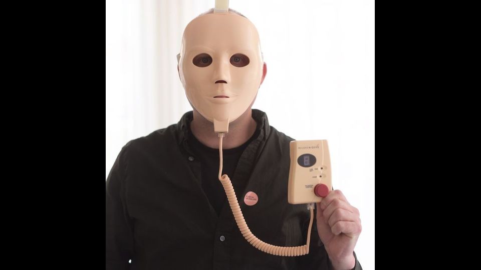 &nbsp;Il 'Rejuvenique Ultimate Facial Toning System', sistema di ringiovanimento per la pelle del viso che aveva come testimonial Linda Evans, attrice nota per la serie Dinasty.&nbsp;