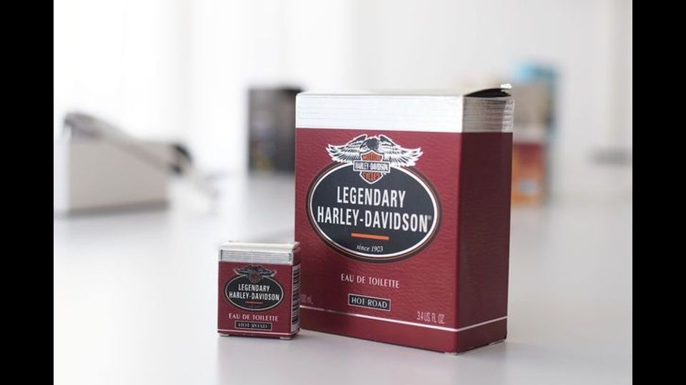 &nbsp;Un 'profumo' della Harley Davidson per chi ama l''odore' delle moto. Questi e altri gadget prodotti dalla casa americana furono tolti dal mercato per via delle proteste dei motociclisti.
