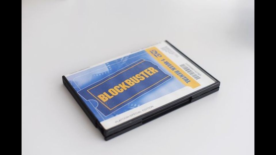 &nbsp;Un dvd della Blockbuster. L'azienda, una volta leader nel campo del noleggio video, fu chiusa nel 2013. Alla base dell'insuccesso, l'ascesa di Netflix.
