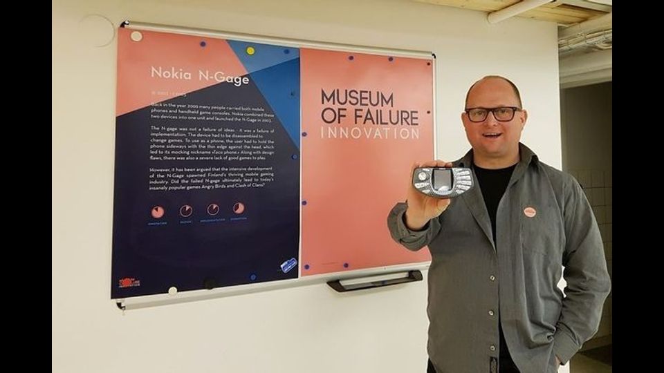 &nbsp;Il dottor Samuel West, curatore del museo con il Nokia N-Gage. Un cellulare pensato per essere anche console per videogiochi. La produzione &egrave; stata dismessa nel 2011.