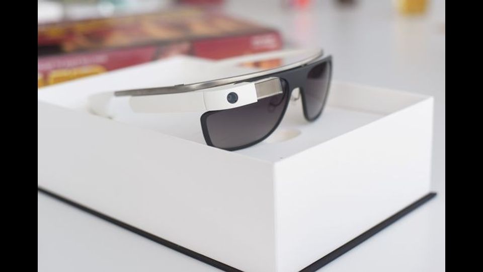 I Google-glass avevano stimolato molte aspettative. Ma i difetti di fabbricazione erano troppi, e cos&igrave; per ora il progetto &egrave; tornato in laboratorio. Ma Google non lo ha abbandonato.