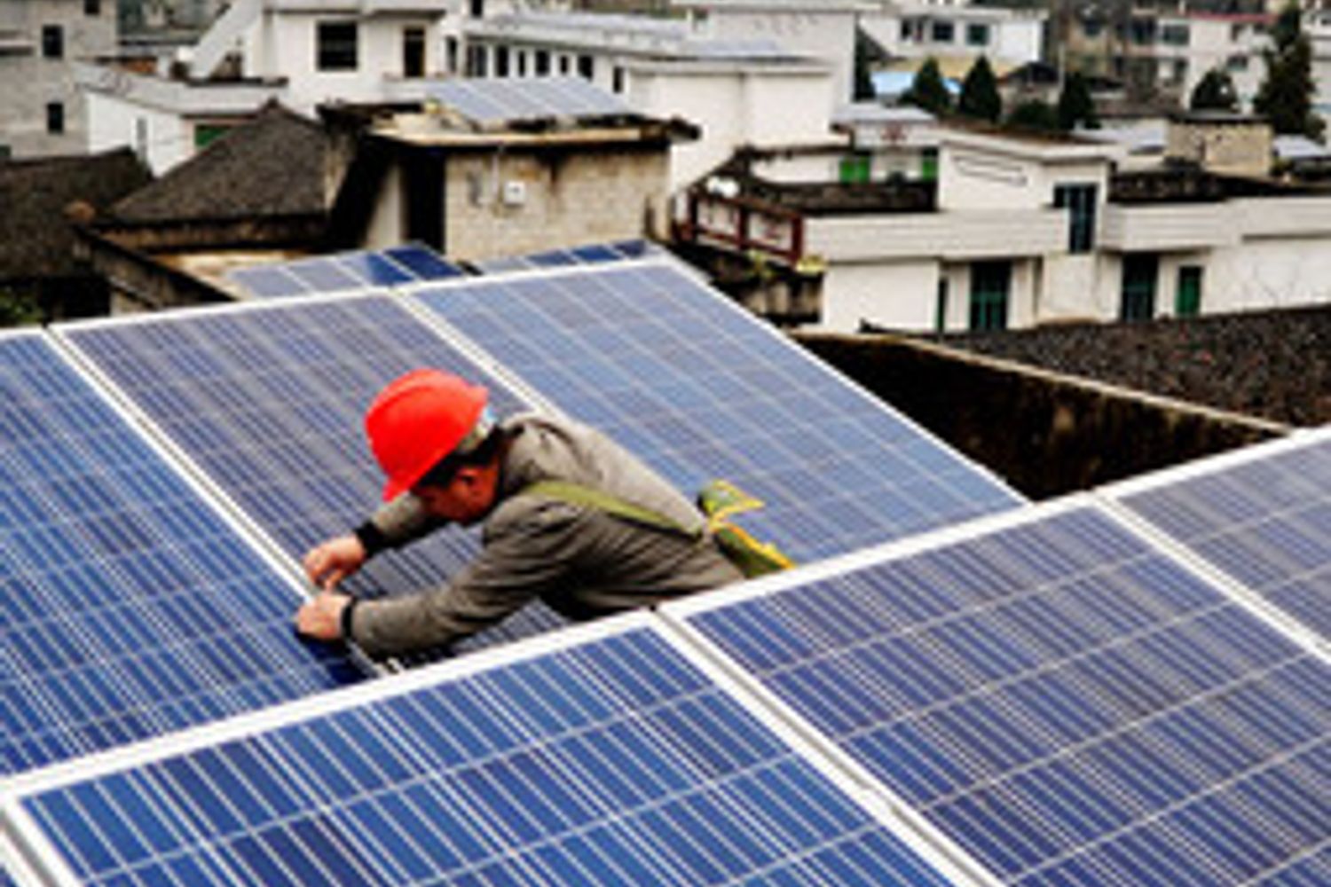 &nbsp;Operai, pannelli fotovoltaici, green energy, economy (Afp)
