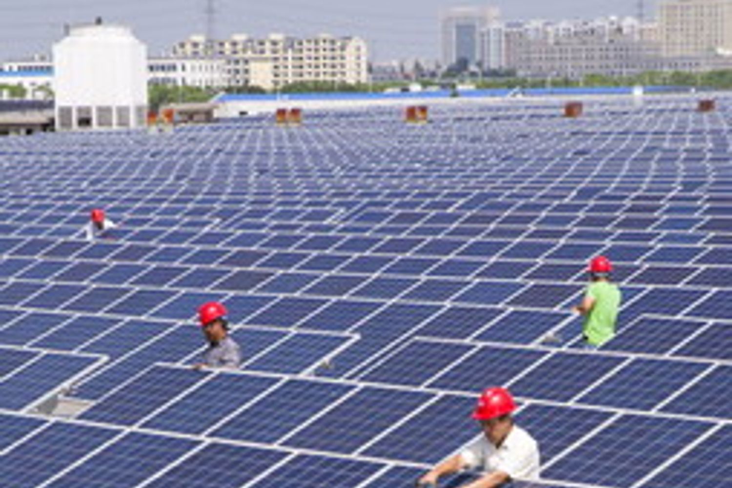 &nbsp;Operai, pannelli fotovoltaici, green energy, economy (Afp)