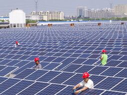 &nbsp;Operai, pannelli fotovoltaici, green energy, economy (Afp)