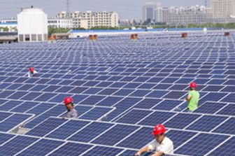 &nbsp;Operai, pannelli fotovoltaici, green energy, economy (Afp)