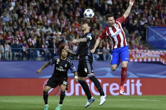 Il Real Madrid elimina l'Atletico Madrid dalla Champions League per la quarta volta in quattro anni. Una vittoria per 2-1 al ritorno non &egrave; bastata ai 'colchoneros' per conquistare la finale, dopo le tre reti a zero incassate nell'andata della semifinale.