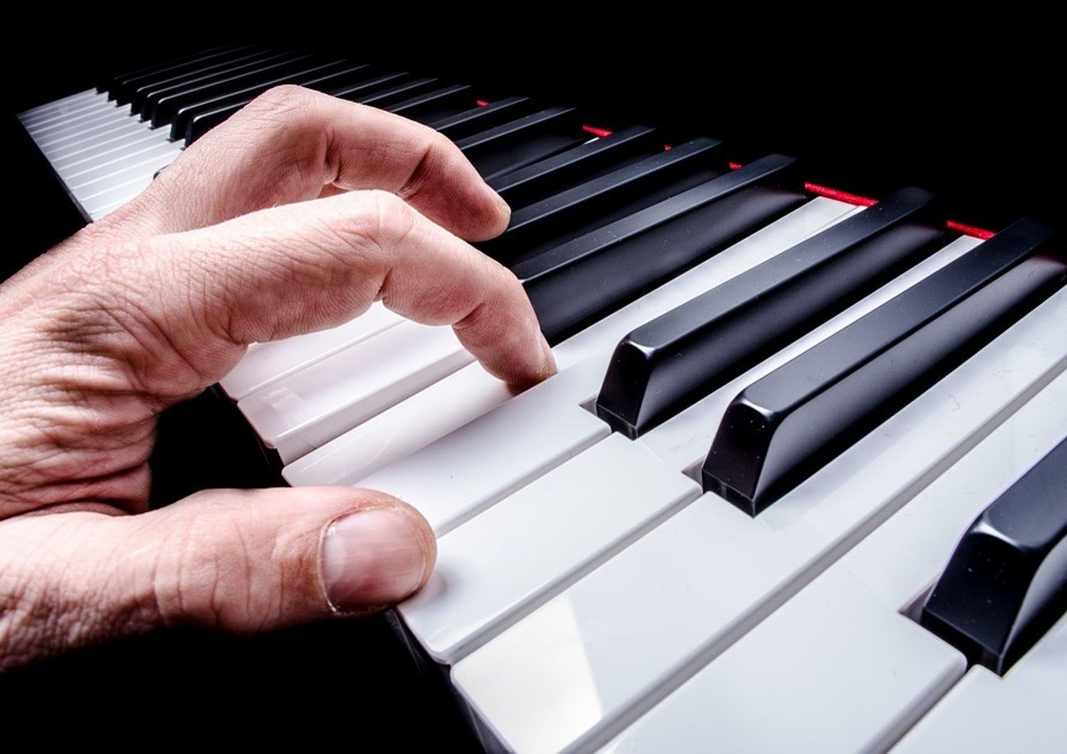&nbsp;Pianista pianoforte (foto pixabay)