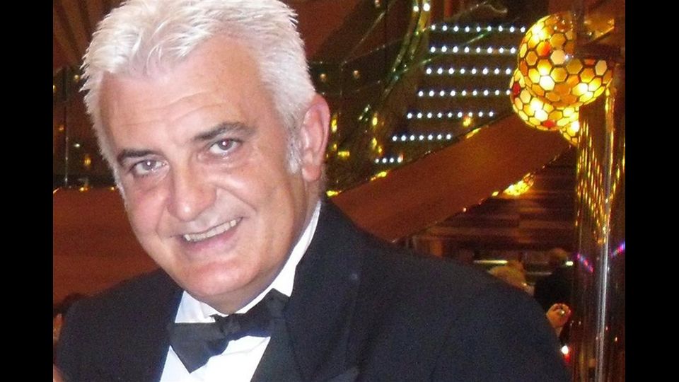 &quot;La nave passer&agrave; vicino vicino&quot;, scrisse sua sorella su Facebook la notte del naufragio. Era Antonello Tievoli, maitre di uno dei ristoranti di bordo, che Schettino volle omaggiare con un &quot;inchino&quot; che port&ograve; al disastro. Il capitano intendeva infatti far passare la nave nei pressi delle Scole, dove abitava la famiglia di Tievoli. Fu in quel momento che l'imbarcazione urt&ograve; lo scoglio che apr&igrave; una falla di 70 metri nello scafo.&nbsp;La vicenda non ebbe conseguenze legali per Tievoli, che lavora ancora come maitre sulle navi di Costa crociere. Ma non porta pi&ugrave; il suo cognome appuntato in petto.&nbsp;