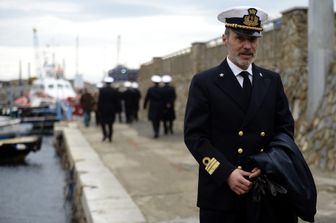 Mentre si aprono le porte del carcere di Rebibbia per Francesco Schettino, responsabile del naufragio della Costa Concordia, che cost&ograve; la vita a 33 persone, 'La Repubblica' ha ricostruito la seconda vita dei protagonisti di quella tragica notte. A partire dal capitano di fregata Gregorio De Falco, che intim&ograve; a Schettino di tornare a bordo e coordin&ograve; i soccorsi dalla Capitaneria di Livorno.&nbsp;De Falco &egrave; stato trasferito dalla sala operativa della Guardia Costiera al comando logistico della Marina militare, a Nisida, vicino a Napoli. Il trasferimento l&rsquo;ha voluto lui, dopo una promozione che per lui fu &quot;rimozione&quot; e contro la quale tent&ograve; invano di opporsi facendo ricorso al Tar. &quot;Sono scomodo&quot;, aveva dichiarato un anno fa.&nbsp;