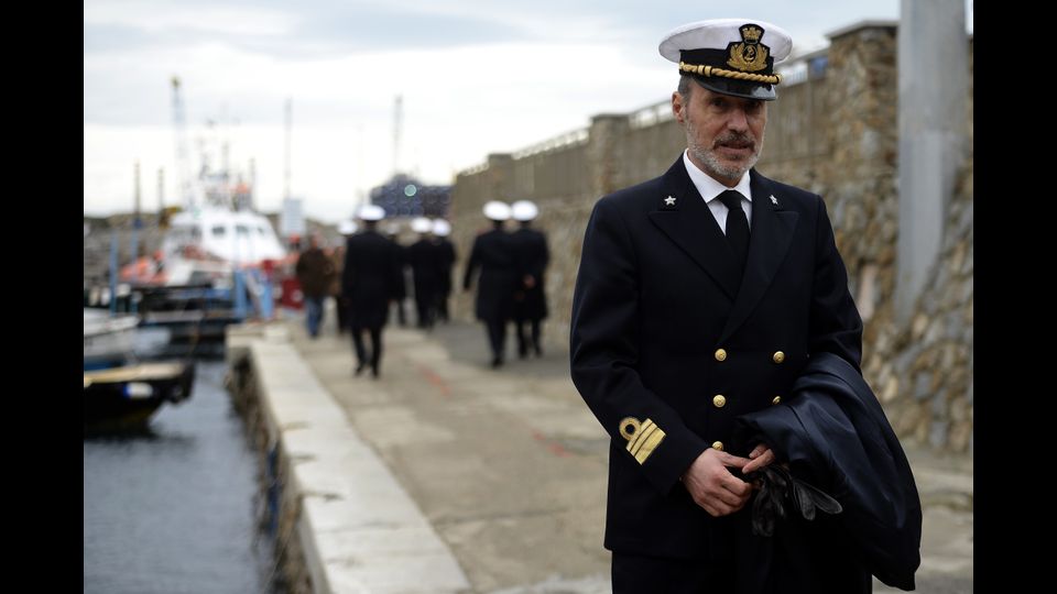 Mentre si aprono le porte del carcere di Rebibbia per Francesco Schettino, responsabile del naufragio della Costa Concordia, che cost&ograve; la vita a 33 persone, 'La Repubblica' ha ricostruito la seconda vita dei protagonisti di quella tragica notte. A partire dal capitano di fregata Gregorio De Falco, che intim&ograve; a Schettino di tornare a bordo e coordin&ograve; i soccorsi dalla Capitaneria di Livorno.&nbsp;De Falco &egrave; stato trasferito dalla sala operativa della Guardia Costiera al comando logistico della Marina militare, a Nisida, vicino a Napoli. Il trasferimento l&rsquo;ha voluto lui, dopo una promozione che per lui fu &quot;rimozione&quot; e contro la quale tent&ograve; invano di opporsi facendo ricorso al Tar. &quot;Sono scomodo&quot;, aveva dichiarato un anno fa.&nbsp;