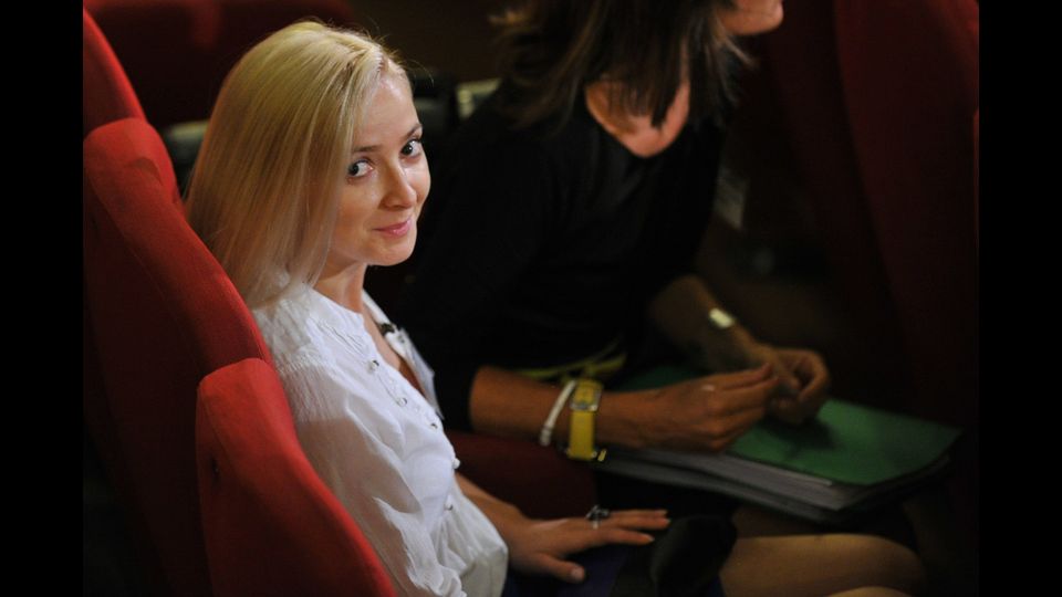 Domnica Cemortan, la ragazza moldava con la quale Schettino stava cenando la notte del naufragio (e con la quale aveva una relazione che la donna fu costretta a rivelare al processo), &egrave; tornata nel suo Paese natale, dove &egrave; diventata una celebrit&agrave; e appare spesso in televisione.Nella sua nuova vita, Domnica &egrave; diventata un'attivista per i diritti delle donne e contro la violenza di genere. Lo scorso anno aveva inoltre chiesto un referendum contro la cessione alla Russia di una quota della societ&agrave; che gestisce l'infrastruttura delle ferrovie moldave.