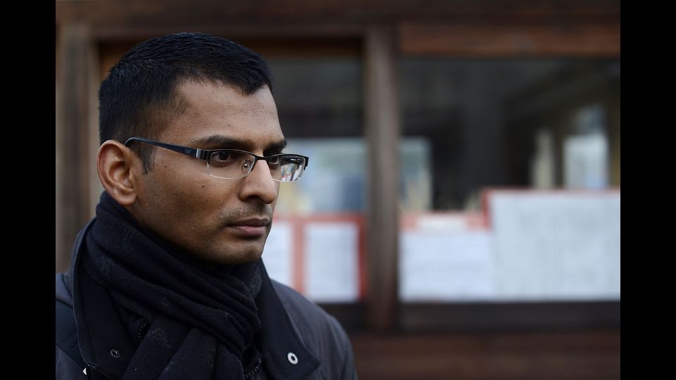 Una delle immagini simbolo della tragedia della Costa Concordia &egrave; Kevin Rebello, cittadino indiano, che prega sul lungomare per la vita del fratello Russel, che lavorava a bordo della nave come cameriere. Il corpo dell'uomo fu l'ultimo cadavere a essere recuperato dal relitto, nel novembre 2014. &quot;Ha fatto il suo dovere come membro dell'equipaggio&quot;, dichiar&ograve;&nbsp;Rebello, che vive a Milano ed &egrave; proprietario di un negozio di prodotti per le diete.