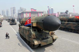 Missili in parata in Corea del Nord