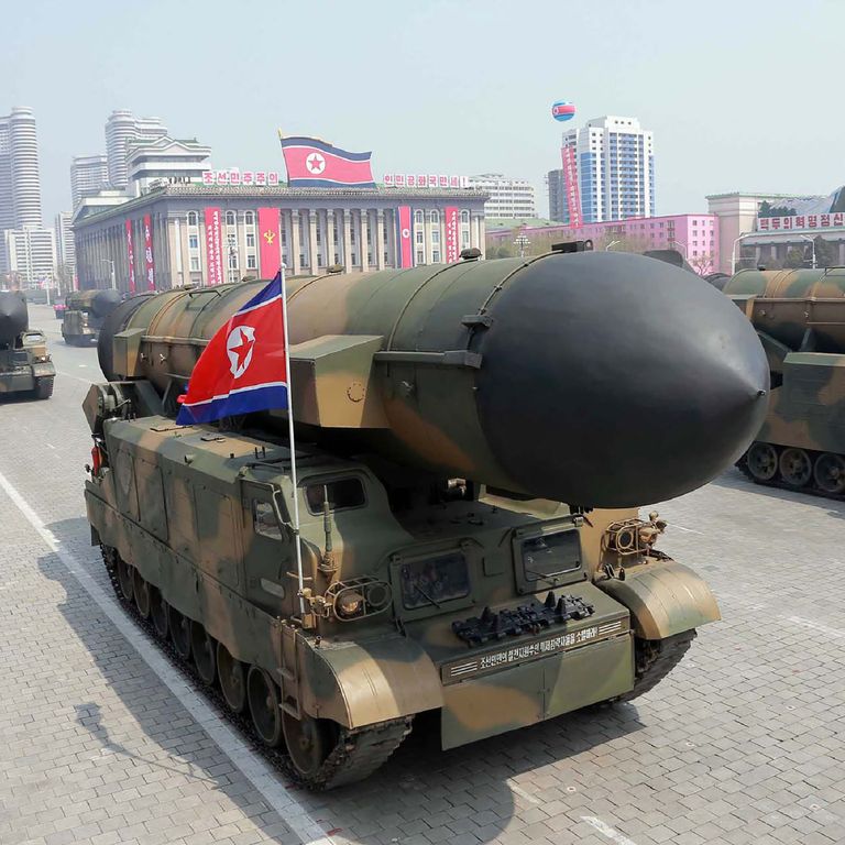 Missili in parata in Corea del Nord