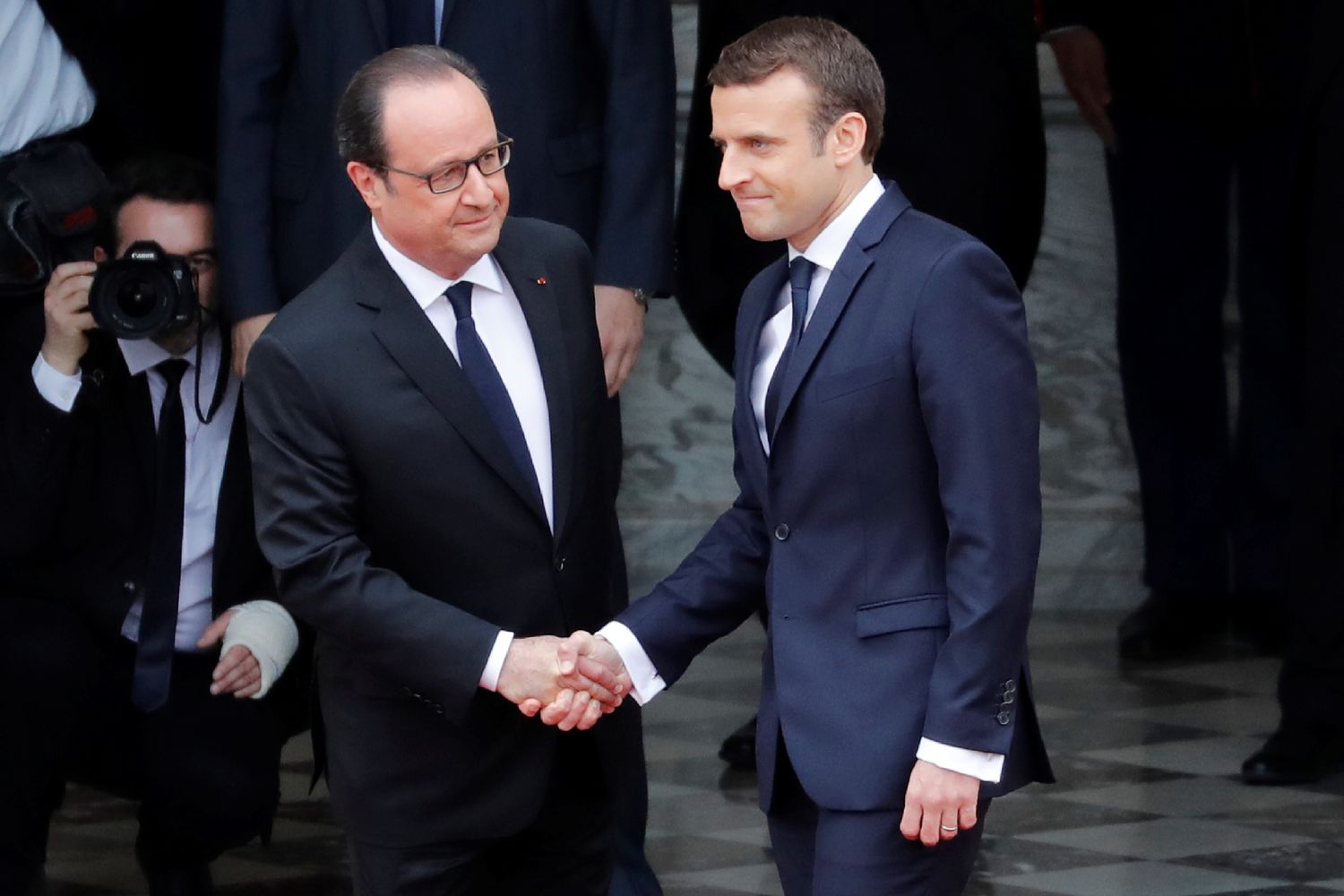 &nbsp;Cambio di guardia all'Eliseo Hollande Macron (Afp)