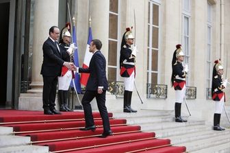 &nbsp;Cambio di guardia all'Eliseo Hollande Macron (Afp)