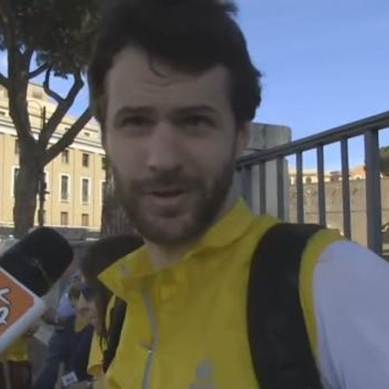 Magliette gialle al lavoro per ripulire Roma