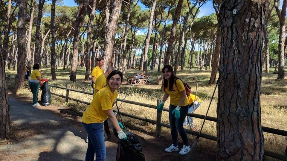 &nbsp;Emergenza rifiuti, magliette gialle, volontari ripuliscono la citt&agrave;