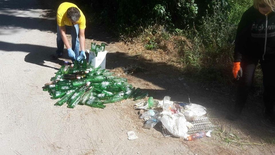 Emergenza rifiuti, magliette gialle, volontari ripuliscono la citt&agrave;