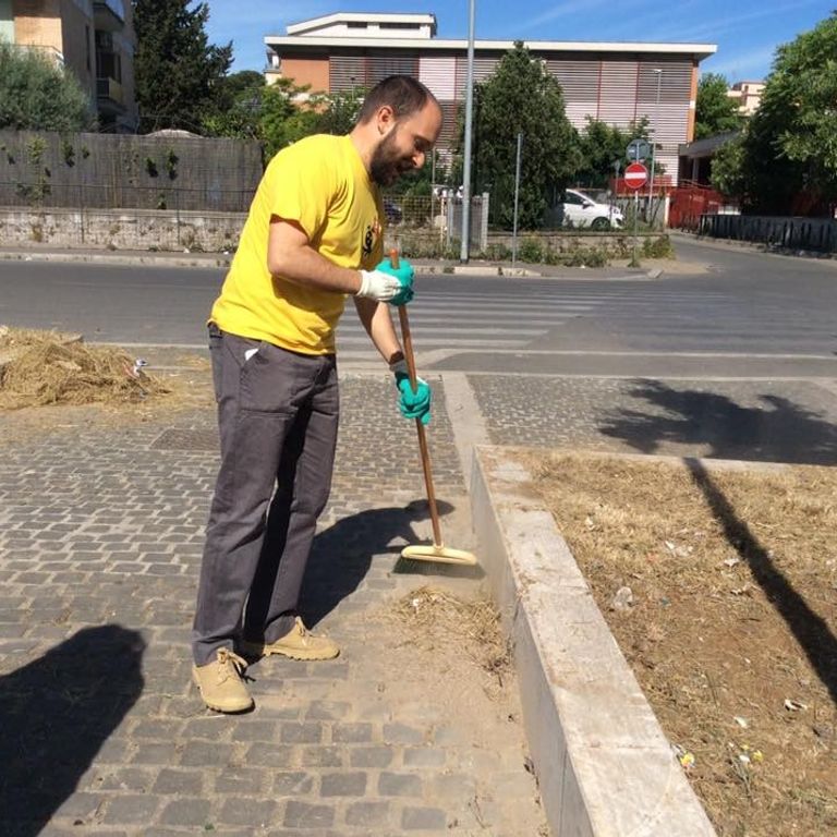 &nbsp;Emergenza rifiuti, magliette gialle, volontari ripuliscono la citt&agrave;