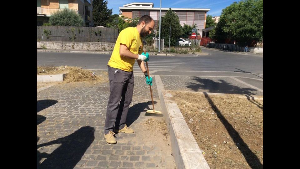 &nbsp;Emergenza rifiuti, magliette gialle, volontari ripuliscono la citt&agrave;