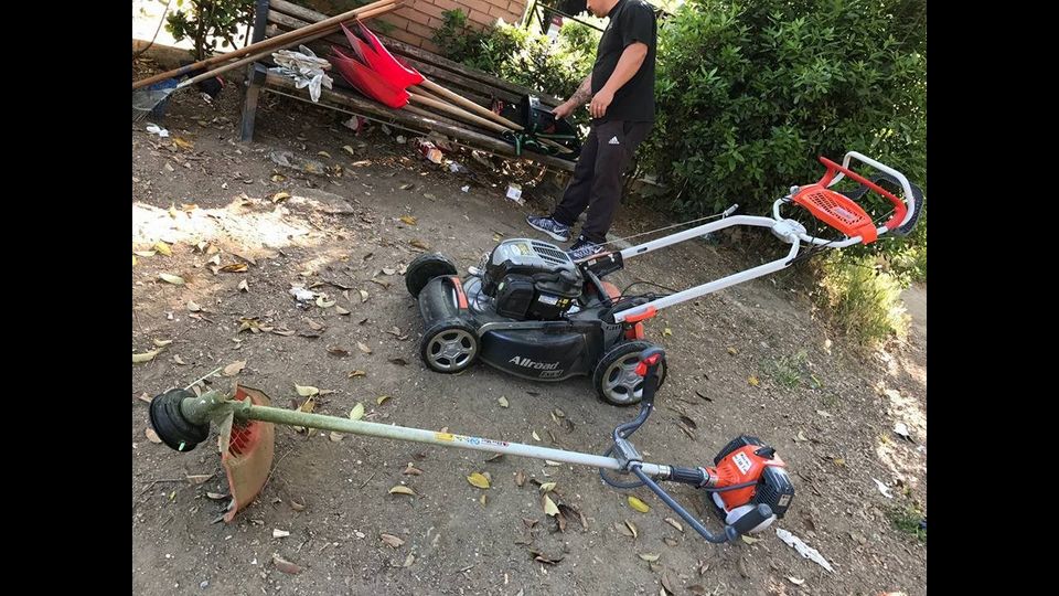 Emergenza rifiuti, magliette gialle, volontari ripuliscono la citt&agrave;