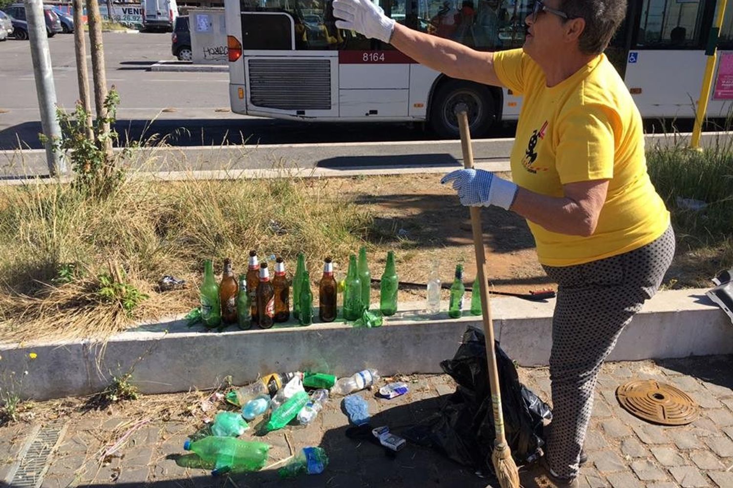 Emergenza rifiuti, magliette gialle, volontari ripuliscono la citt&agrave;