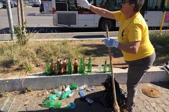 Emergenza rifiuti, magliette gialle, volontari ripuliscono la citt&agrave;