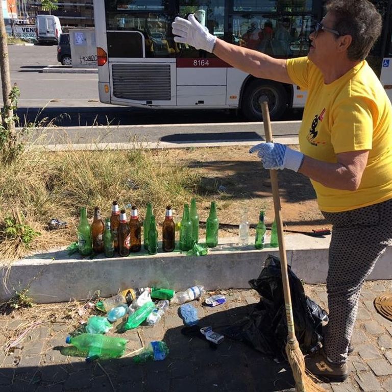 Emergenza rifiuti, magliette gialle, volontari ripuliscono la citt&agrave;