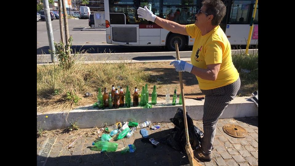 Emergenza rifiuti, magliette gialle, volontari ripuliscono la citt&agrave;