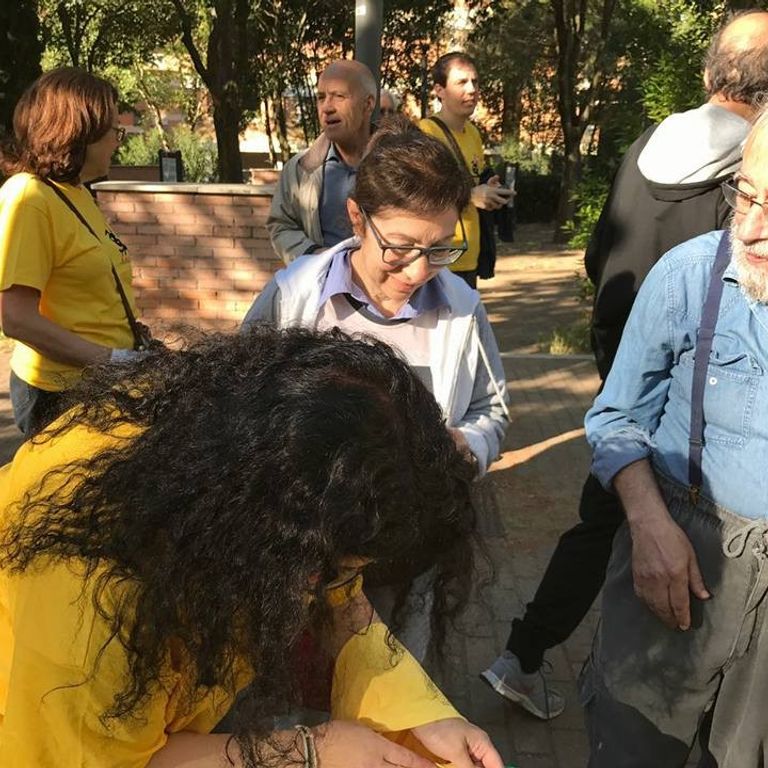 &nbsp;Emergenza rifiuti, magliette gialle, volontari ripuliscono la citt&agrave;