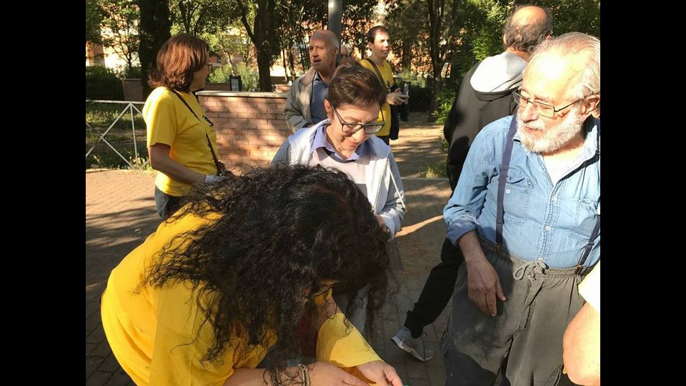 &nbsp;Emergenza rifiuti, magliette gialle, volontari ripuliscono la citt&agrave;