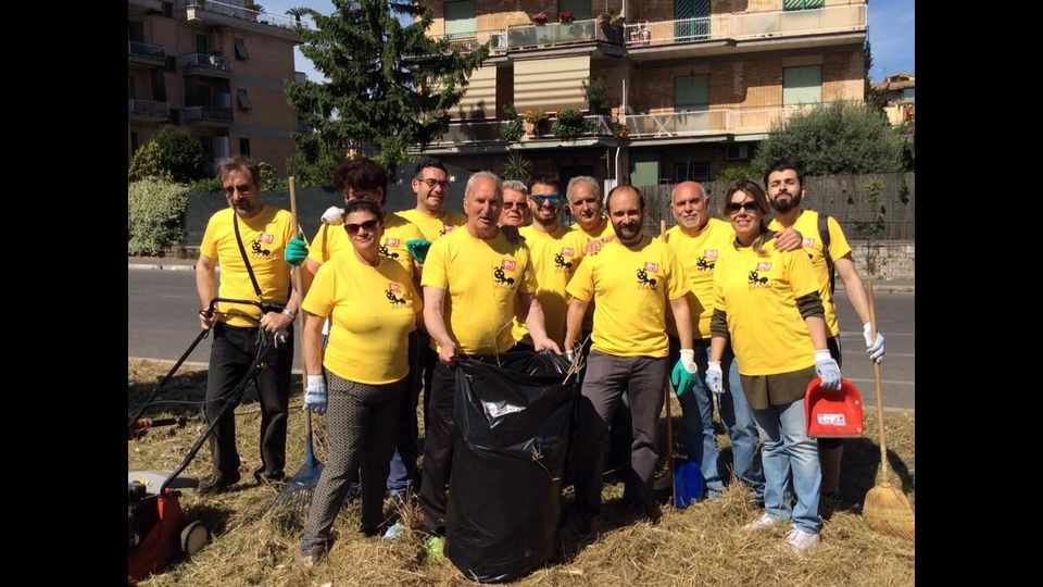 &nbsp;Emergenza rifiuti, magliette gialle, volontari ripuliscono la citt&agrave;
