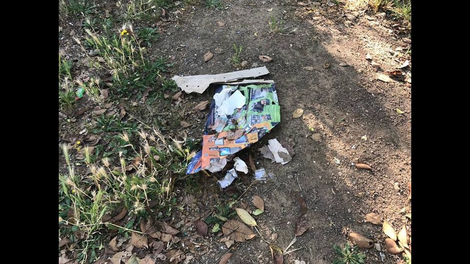 Emergenza rifiuti, magliette gialle, volontari ripuliscono la citt&agrave;