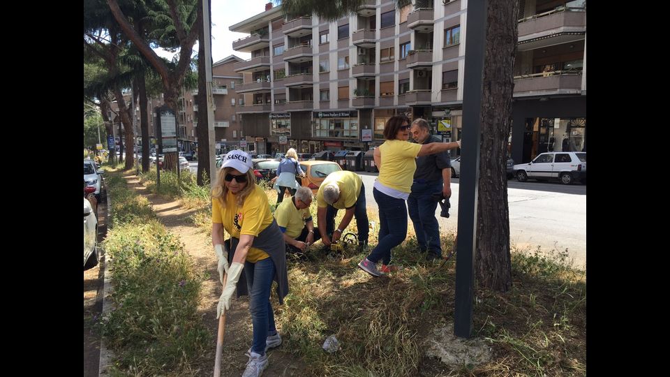&nbsp;&nbsp;Emergenza rifiuti, magliette gialle, volontari ripuliscono la citt&agrave; (foto di Elisa Trincia)