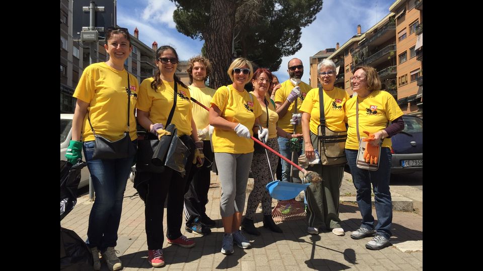 Emergenza rifiuti, magliette gialle, volontari ripuliscono la citt&agrave; (foto di Elisa Trincia)