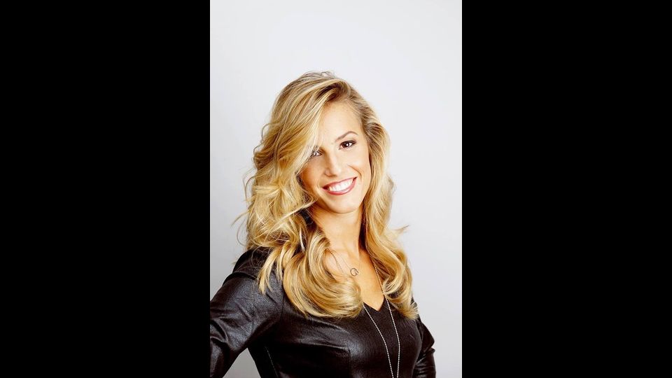 Esce di scena con un oro e il sorriso Tania Cagnotto. La campionessa Olimpica ha salutato il suo pubblico con un tuffo di piedi avvitato chiuso in una &quot;bomba&quot;, riporta Repubblica - foto da Facebook