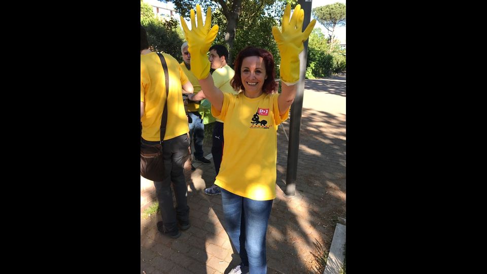 Emergenza rifiuti, magliette gialle, volontari ripuliscono la citt&agrave; (foto di Elisa Trincia)