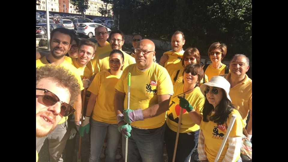 &nbsp;Emergenza rifiuti, magliette gialle, volontari ripuliscono la citt&agrave; (foto di Elisa Trincia)