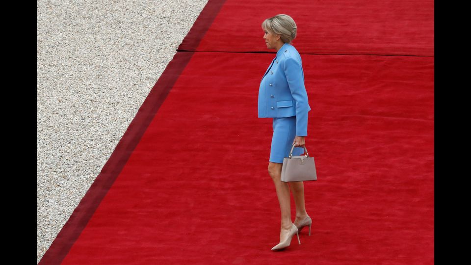 All'interno del palazzo, Brigitte - che non &egrave; arrivata al fianco del marito per motivi di opportunit&agrave;, visto che il presidente uscente non &egrave; accompagnato - &egrave; stata accolta da Brigitte Jouyet, moglie del segretario generale dell'Eliseo, Jean-Paul Jouyet.&nbsp;(Afp)