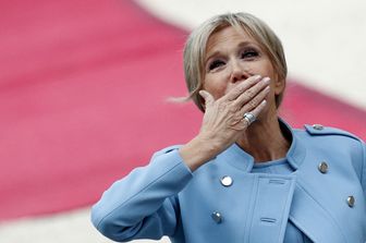 La premiere dame Brigitte Macron &egrave; arrivata all'Eliseo prima del marito, il neopresidente Emmanuel Macron, per il passaggio dei poteri con il presidente uscente, Francois Hollande. (Afp)