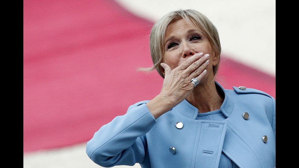 La premiere dame Brigitte Macron &egrave; arrivata all'Eliseo prima del marito, il neopresidente Emmanuel Macron, per il passaggio dei poteri con il presidente uscente, Francois Hollande. (Afp)