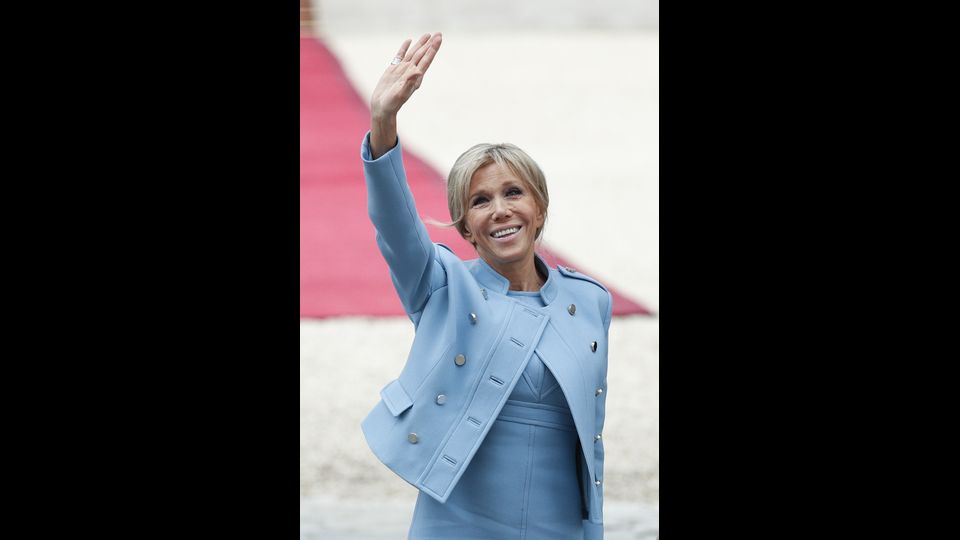 Brigitte &egrave; arrivata da sola, &egrave; scesa dall'automobile e ha percorso il cortile in un abito celeste disegnato da Nicolas Ghesquiere, stilista di Louis Vuitton e con una borsa che le sarebbe stata &quot;prestata&quot; dalla stessa maison di moda, come riporta Quotidiano.netBrigitte Macron (Afp)