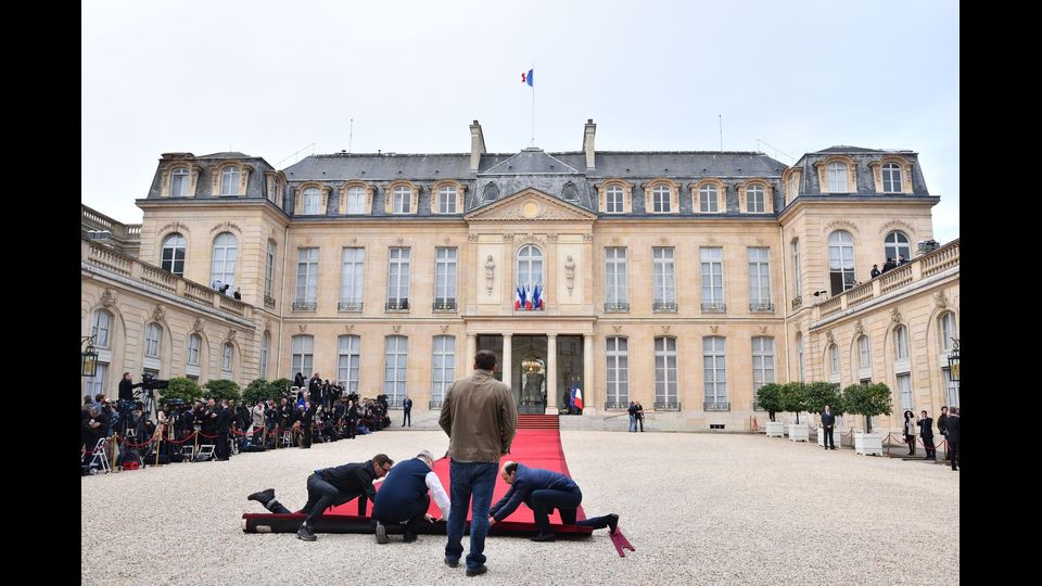 &nbsp;Emmanuel Macron si &egrave; insediato oggi all'Eliseo. Il presidente-eletto dei francesi al Palazzo presidenziale per il trasferimento di poteri da Fancois Hollande (Afp)