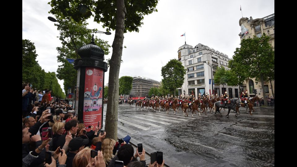 Emmanuel Macron si &egrave; insediato oggi all'Eliseo. Il presidente-eletto dei francesi al Palazzo presidenziale per il trasferimento di poteri da Fancois Hollande (Afp)
