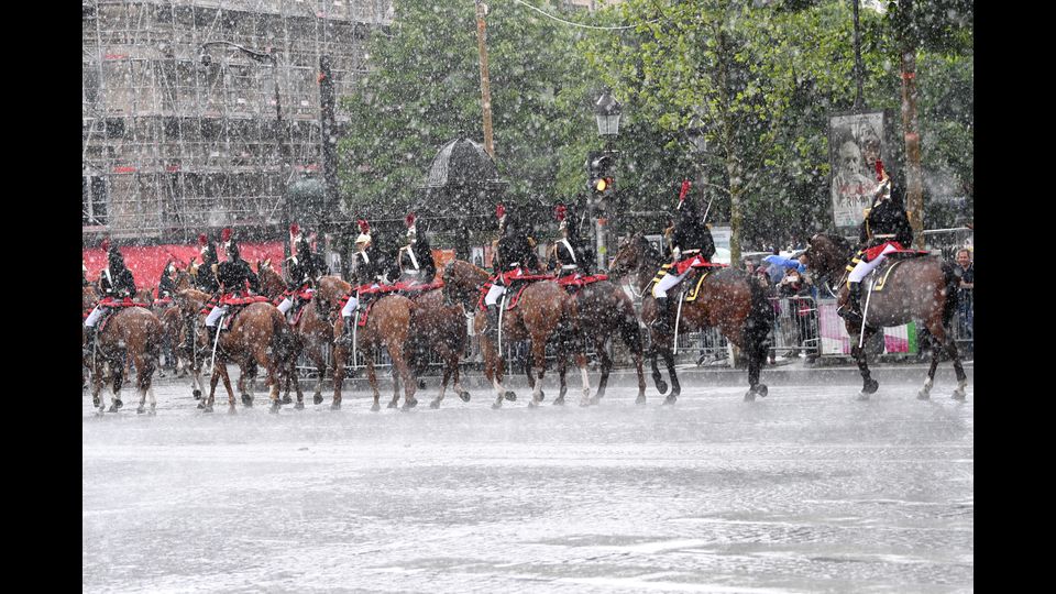 Emmanuel Macron si &egrave; insediato oggi all'Eliseo. Il presidente-eletto dei francesi al Palazzo presidenziale per il trasferimento di poteri da Fancois Hollande (Afp)