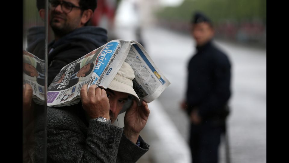 &nbsp;Emmanuel Macron si &egrave; insediato oggi all'Eliseo. Il presidente-eletto dei francesi al Palazzo presidenziale per il trasferimento di poteri da Fancois Hollande (Afp)