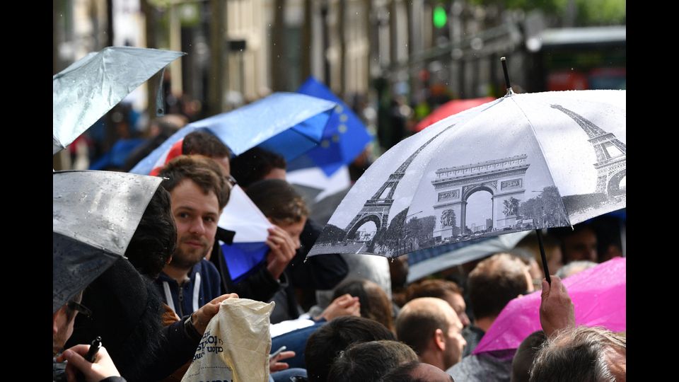 &nbsp;Emmanuel Macron si &egrave; insediato oggi all'Eliseo. Il presidente-eletto dei francesi al Palazzo presidenziale per il trasferimento di poteri da Fancois Hollande (Afp)
