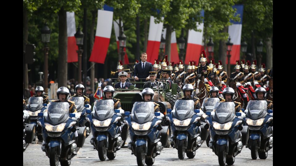 Emmanuel Macron si &egrave; insediato oggi all'Eliseo. Il presidente-eletto dei francesi al Palazzo presidenziale per il trasferimento di poteri da Fancois Hollande (Afp)